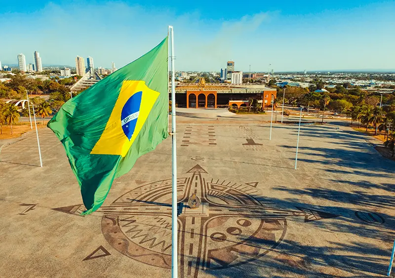Imagem elevada da Praça dos Girassóis com a bandeira do Brasil hasteada, e ao fundo, as sedes dos poderes Executivo, Legislativo e Judiciário do Tocantins